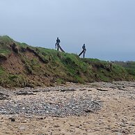 Beachside Holiday Retreat - Sleeps 6 & Parking