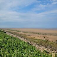 Beachside Holiday Retreat - Sleeps 6 & Parking