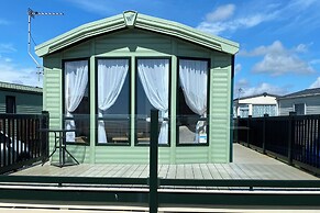 Beachside Holiday Retreat - Sleeps 6 & Parking