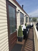 Cozy Cabin Retreat in Towyn