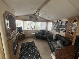 Cozy Cabin Retreat in Towyn