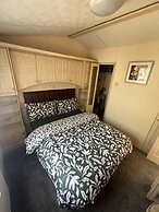 Cozy Cabin Retreat in Towyn