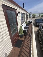 Cozy Cabin Retreat in Towyn