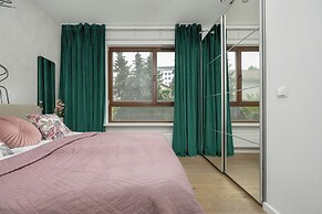 Family 3-bedroom Apartment by Renters