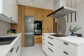 Family 3-bedroom Apartment by Renters