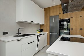 Family 3-bedroom Apartment by Renters