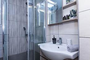 Classic Koukaki Living 2 Bd with Balcony