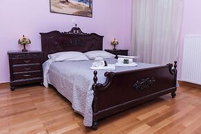 Classic Koukaki Living 2 Bd with Balcony