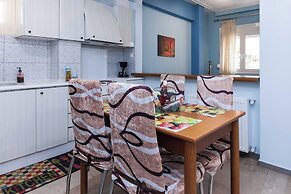 Classic Koukaki Living 2 Bd with Balcony