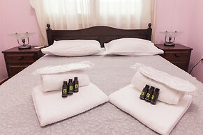 Classic Koukaki Living 2 Bd with Balcony