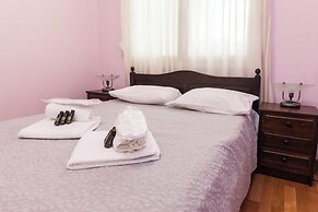 Classic Koukaki Living 2 Bd with Balcony