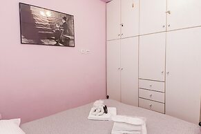 Classic Koukaki Living 2 Bd with Balcony