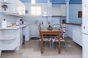 Classic Koukaki Living 2 Bd with Balcony