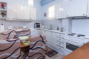 Classic Koukaki Living 2 Bd with Balcony