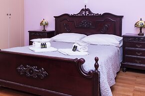 Classic Koukaki Living 2 Bd with Balcony