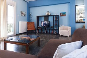 Classic Koukaki Living 2 Bd with Balcony