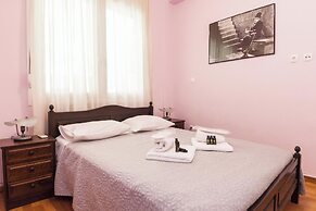 Classic Koukaki Living 2 Bd with Balcony