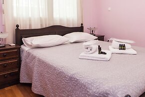 Classic Koukaki Living 2 Bd with Balcony