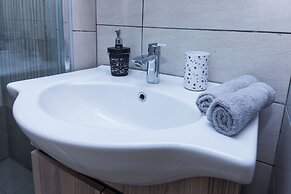 Classic Koukaki Living 2 Bd with Balcony