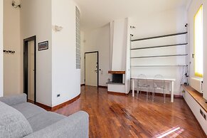 Modern Apartment with Mezzanine