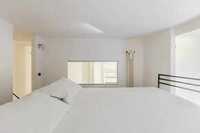 Modern Apartment with Mezzanine