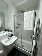 Cozy Bracknell Apartment With Modern Amenities