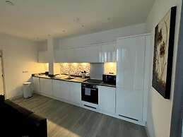 Cozy Bracknell Apartment With Modern Amenities