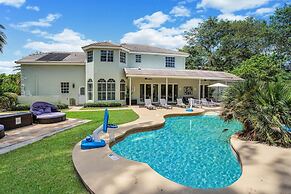 8BR Entertainers Estate w/ Pool, Games & Theater !