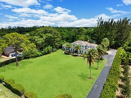 8BR Entertainers Estate w/ Pool, Games & Theater !