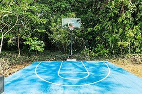 8BR Entertainers Estate w/ Pool, Games & Theater !