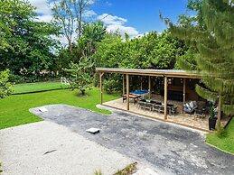 8BR Entertainers Estate w/ Pool, Games & Theater !