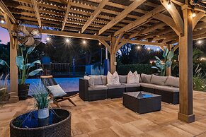 8BR Entertainers Estate w/ Pool, Games & Theater !