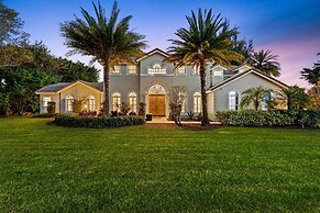 8BR Entertainers Estate w/ Pool, Games & Theater !