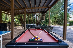 8BR Entertainers Estate w/ Pool, Games & Theater !