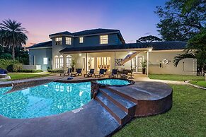 8BR Entertainers Estate w/ Pool, Games & Theater !