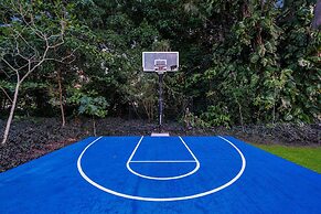 8BR Entertainers Estate w/ Pool, Games & Theater !