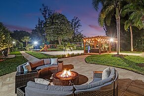 8BR Entertainers Estate w/ Pool, Games & Theater !