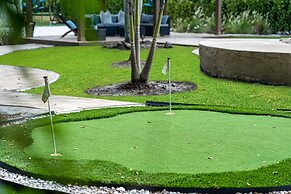 8BR Entertainers Estate w/ Pool, Games & Theater !