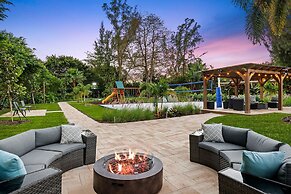 8BR Entertainers Estate w/ Pool, Games & Theater !