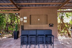 8BR Entertainers Estate w/ Pool, Games & Theater !