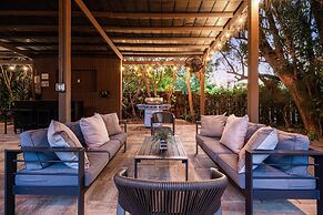 8BR Entertainers Estate w/ Pool, Games & Theater !