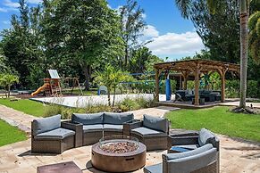 8BR Entertainers Estate w/ Pool, Games & Theater !