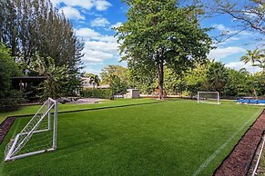 8BR Entertainers Estate w/ Pool, Games & Theater !