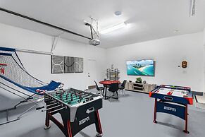 8BR Entertainers Estate w/ Pool, Games & Theater !