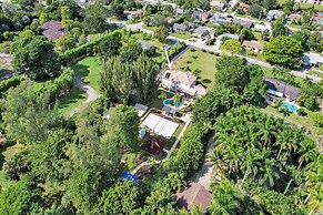 8BR Entertainers Estate w/ Pool, Games & Theater !