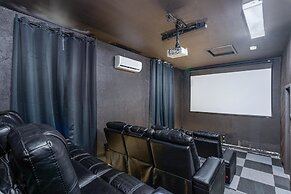 8BR Entertainers Estate w/ Pool, Games & Theater !