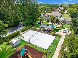 8BR Entertainers Estate w/ Pool, Games & Theater !