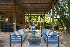 8BR Entertainers Estate w/ Pool, Games & Theater !