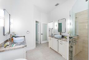 8BR Entertainers Estate w/ Pool, Games & Theater !