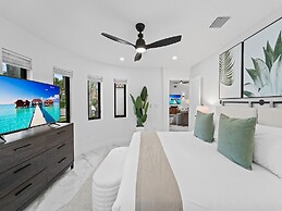 Aqua Haven- Stylish Getaway With Pool and Jacuzzi